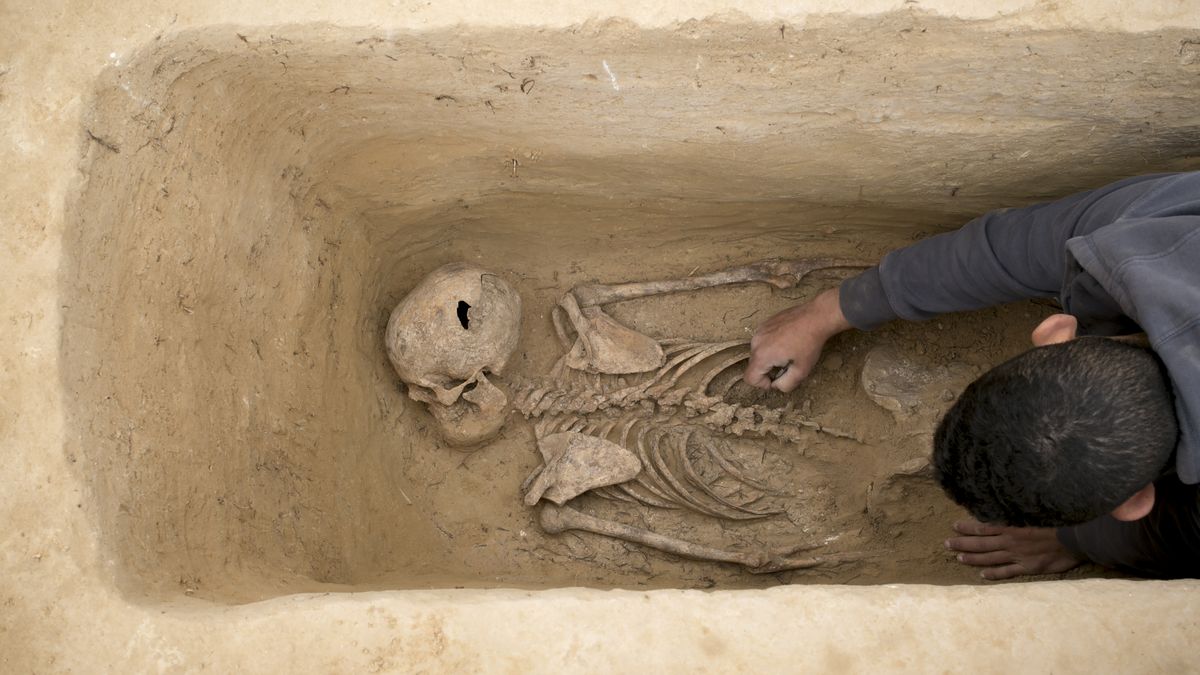 Archeologové: Hrob ženy z pátého století na Hradecku je mimořádný